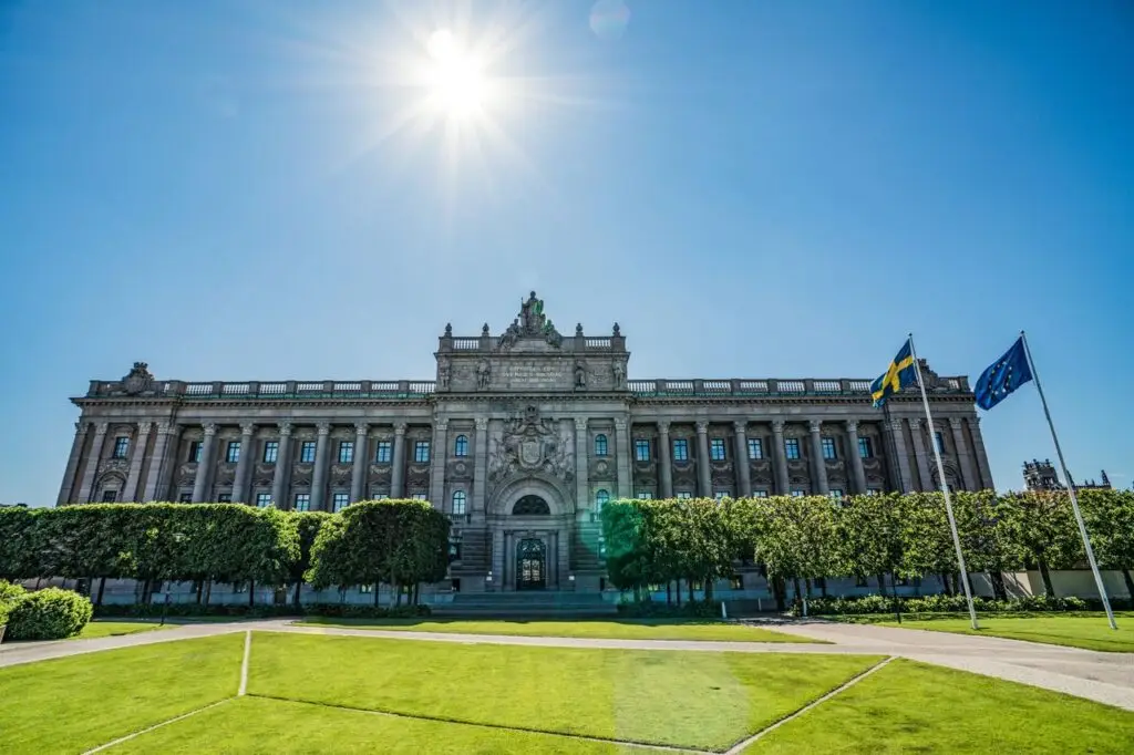 Support for individuals, families and employers with Swedish migration matters